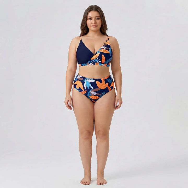 Vrouwen plusmaat bikini met tropische bladprint. Inclusief high-waist broekje en push-up beha voor de zomer.