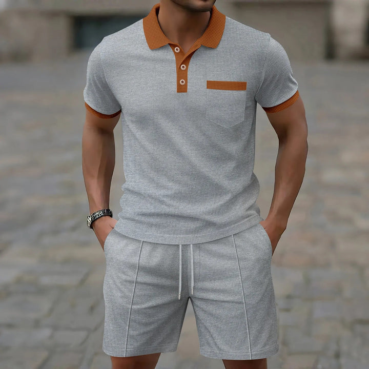 Man draagt casual heren polo set met shorts. Perfecte co-ord voor een relaxte zomerse look.