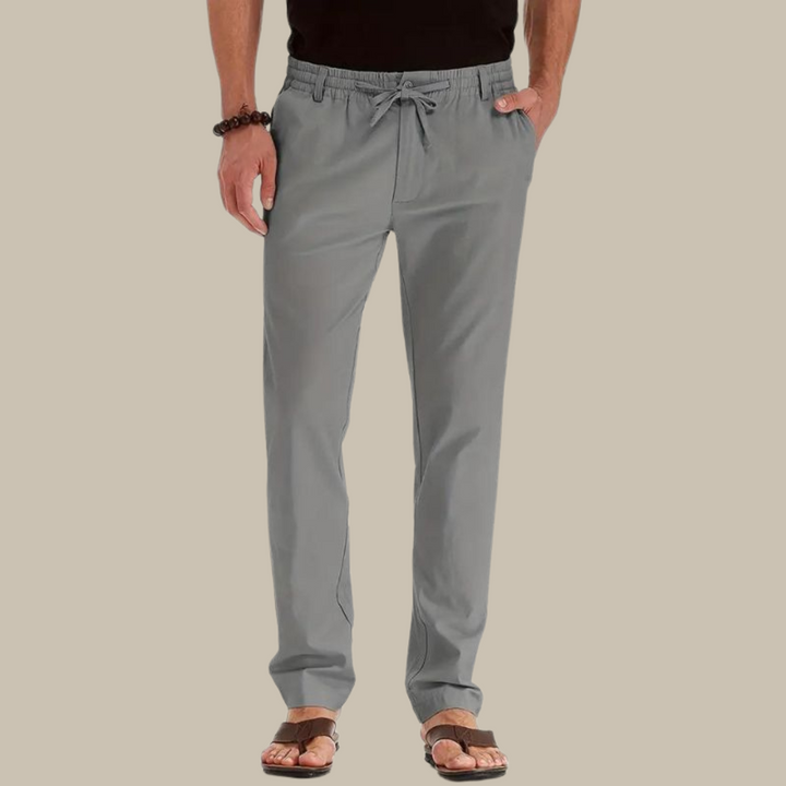 Casual herenbroek Herve gedragen in een relaxte setting, comfortabel en modieus voor vrije tijd.