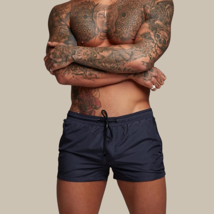 Detailopname van de sneldrogende stof van deze heren zwemshort, met stretch voor optimaal comfort tijdens het zwemmen en aan het strand.