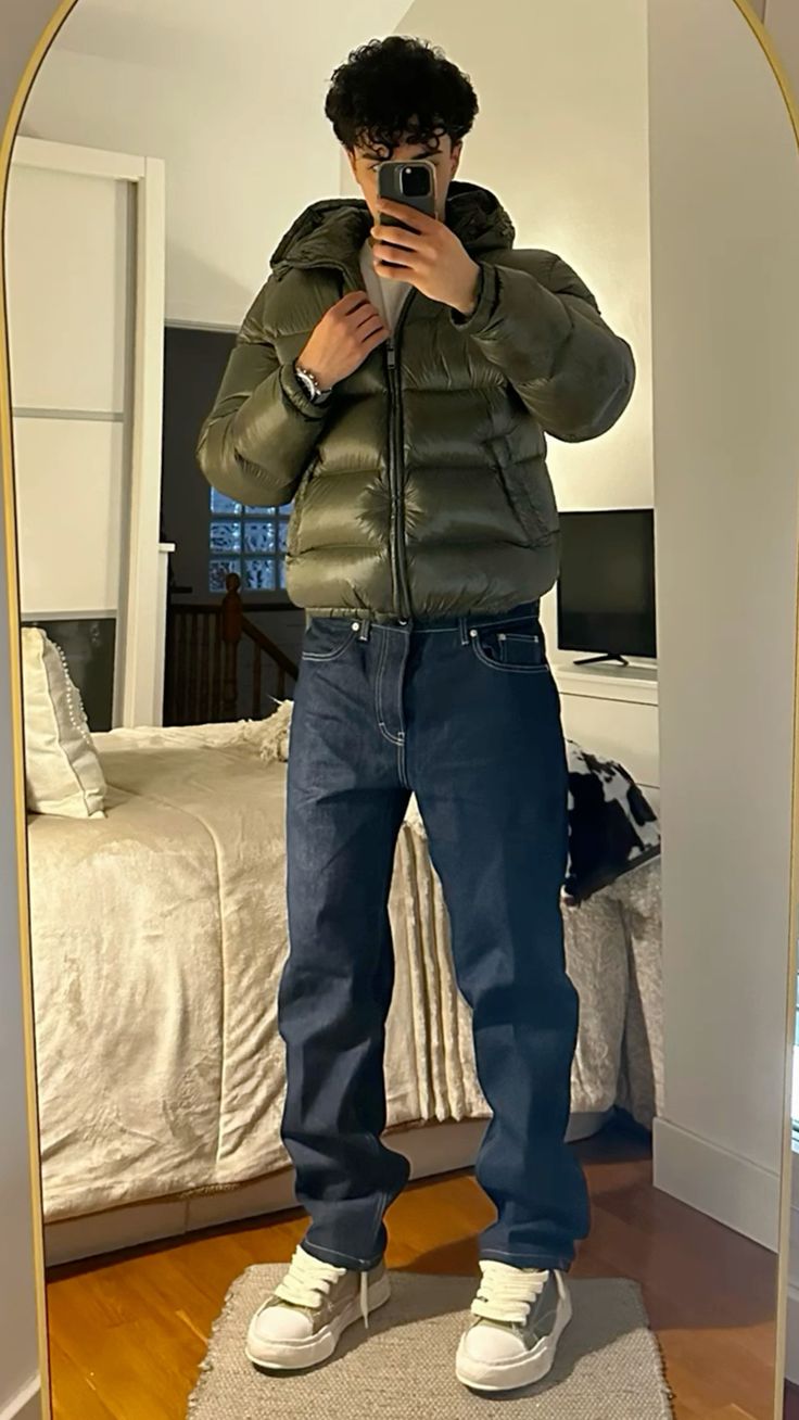 Trendy zwarte glanzende herenjas, een warme pufferjas met capuchon voor een moderne casual look.