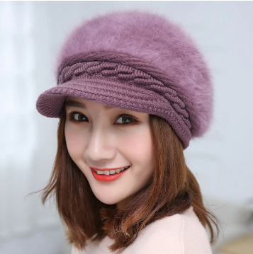 Dames winterhoed met stevige klep, een warm en modieus accessoire. Trendy design.