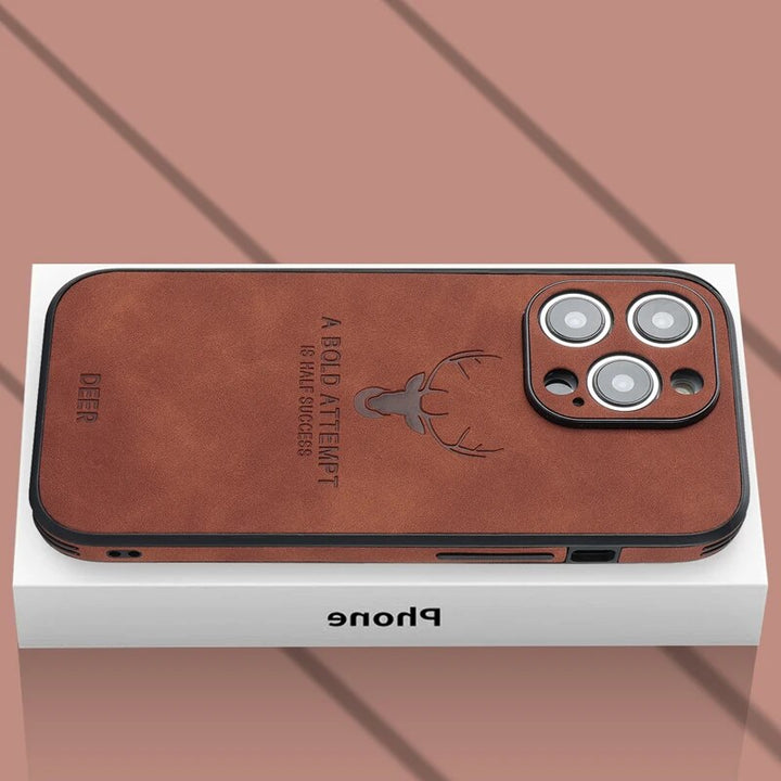 Luxe leren hoesje voor iPhone, verhoogde randen voor schermbescherming en camera.