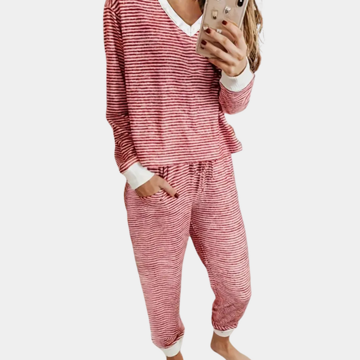 Klassieke gestreepte dames pyjamaset Celeste van polyester, ideaal voor comfortabele nachten en ontspanning.