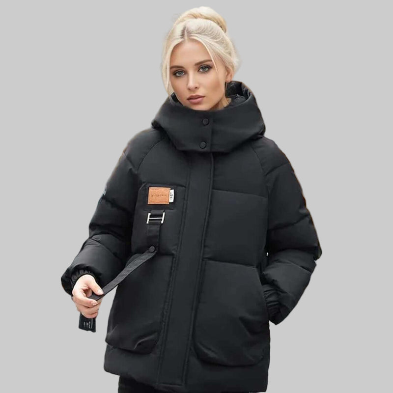 Stijlvolle beige/khaki dames winterjas met capuchon. Gewatteerd, warm en comfortabel voor dagelijks gebruik.