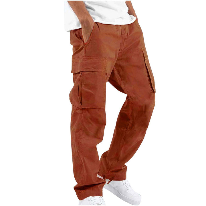 Achterkant van comfortabele heren cargo zomerbroek met functionele achterzakken.