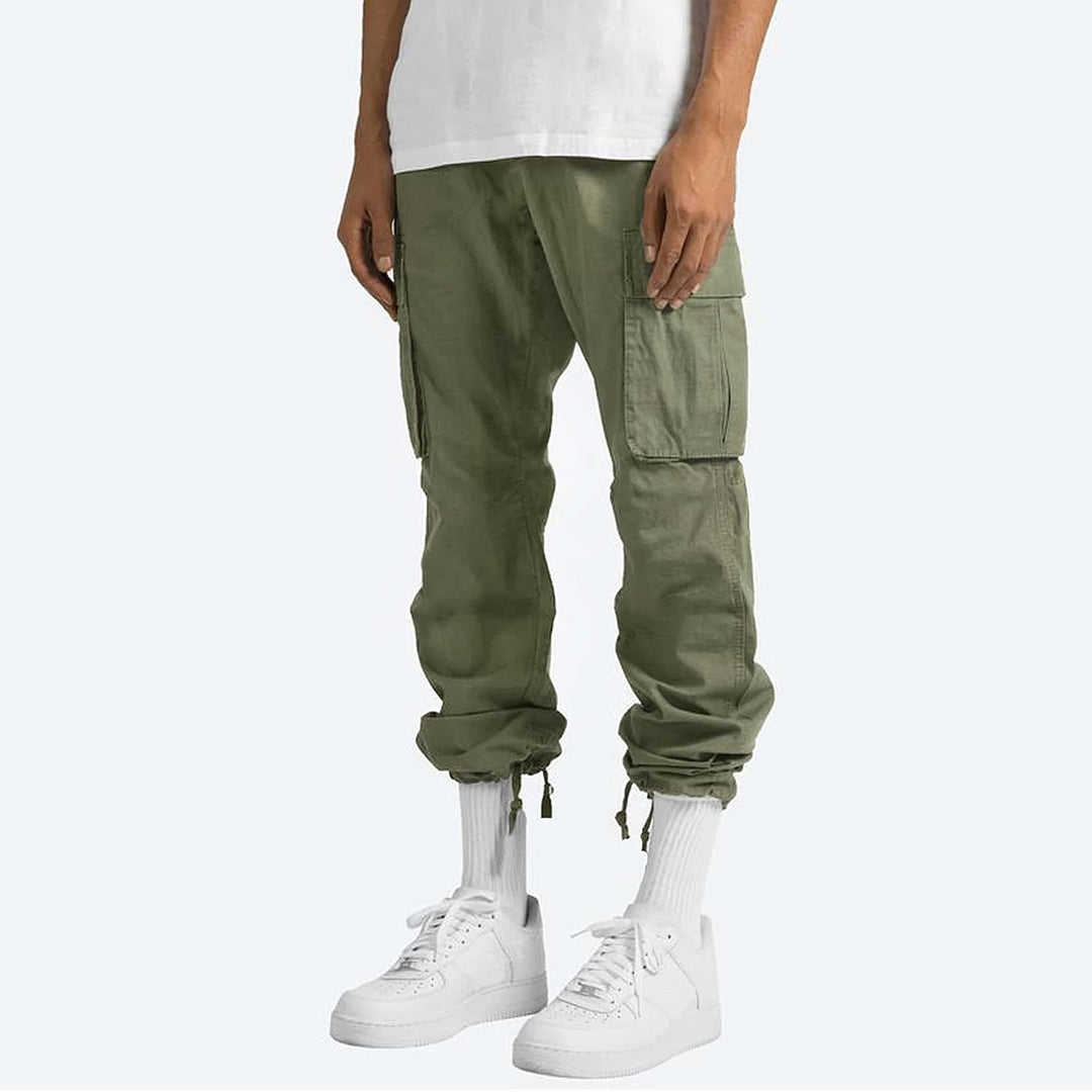 Frisse groene heren cargo broek, perfect voor outdoor en casual zomerlooks.