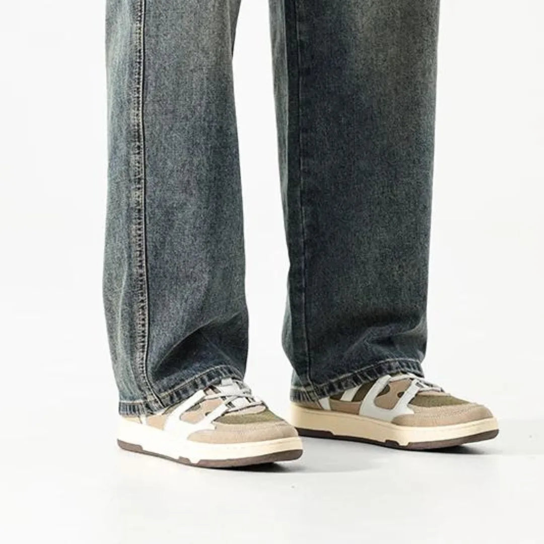 Petrolblauwe heren jeans, rechte pijp, relaxte pasvorm, casual chic en modern.