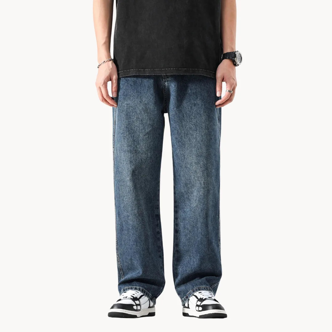 Casual lichtblauwe heren jeans, rechte pasvorm, perfect voor een zomerse dag.