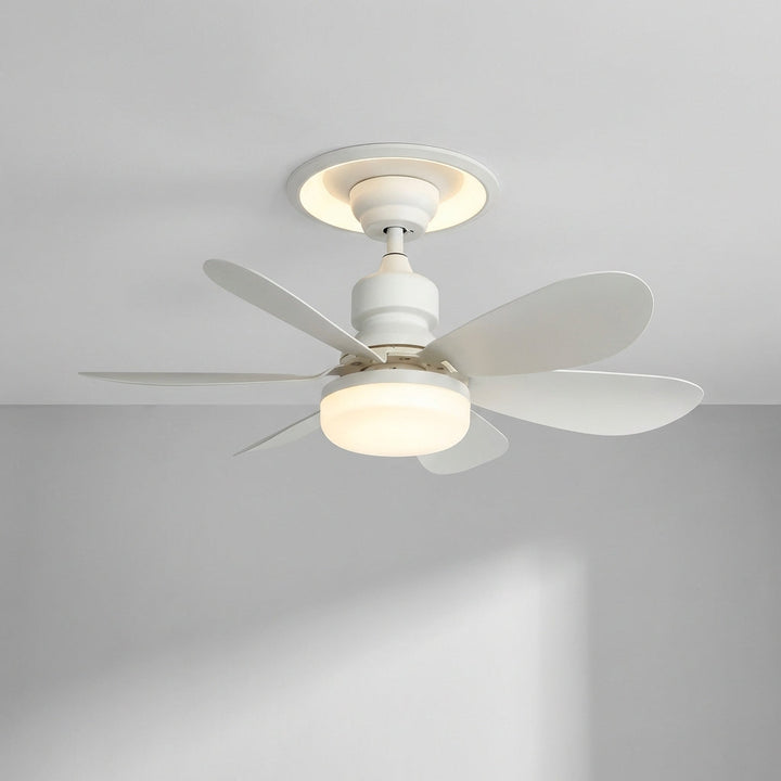 Detail van de witte slimme plafondventilator, toont de energiezuinige LED-verlichting voor sfeervol interieur.