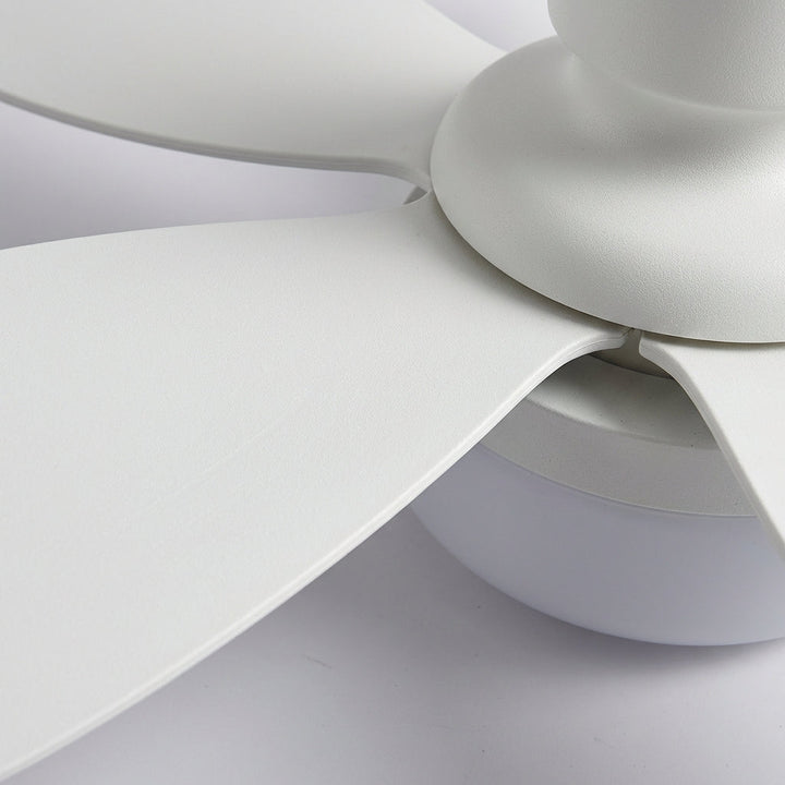 Afstandsbediening naast de moderne witte plafondventilator, benadrukt slim comfort en eenvoudige bediening.
