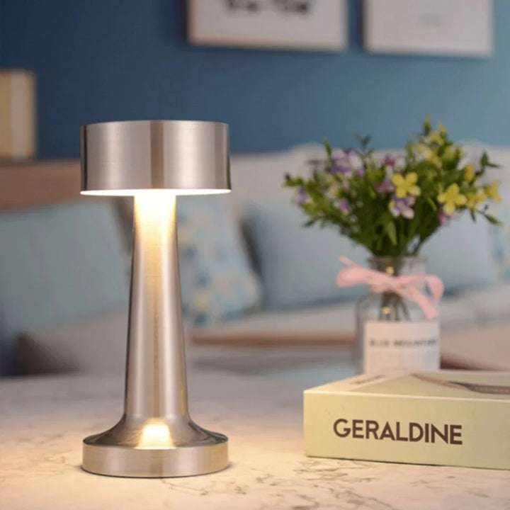 Stijlvolle SleekGlow design tafellamp, dimbaar met touch control, voor modern interieur.