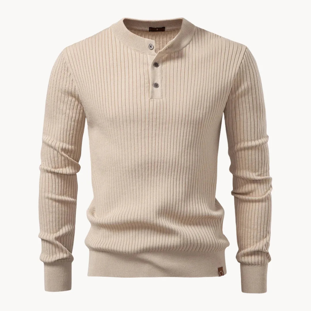 Slim fit heren trui met geribbelde structuur, ronde hals en decoratieve knoopsluiting.