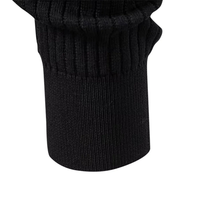 Heren crew-neck sweater, geribbelde structuur, ronde hals met functionele knoopsluiting.