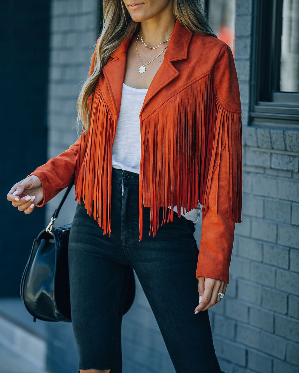 Korte damesjas met franjes; trendy voor de lente. Comfortabele casual look.