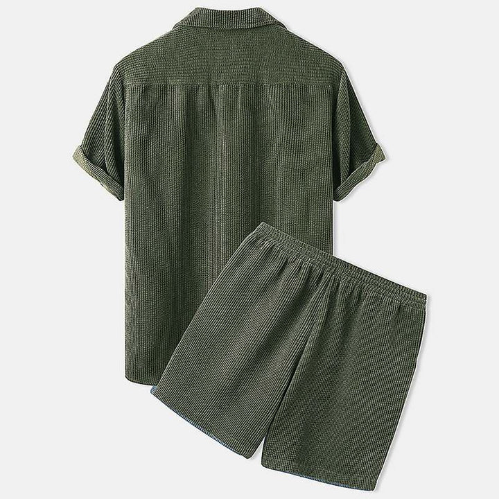 Zachte geribde heren kleding set: comfortabel poloshirt en korte broek. Perfecte casual zomer mode.
