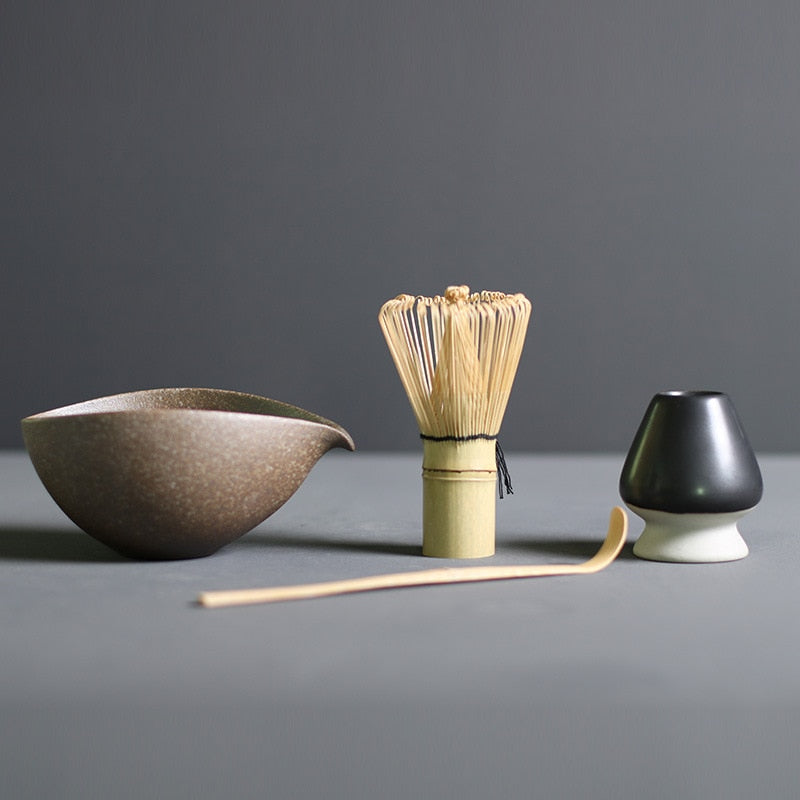 Authentieke Japanse matcha set met chawan, chasen en chashaku, perfect cadeau voor theeliefhebbers.