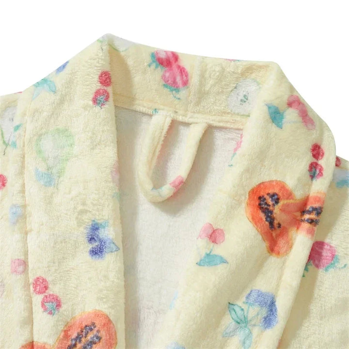 Close-up van de zachte stof en het verfijnde bloemmotief op de elegante dames badjas. Gedetailleerd design.