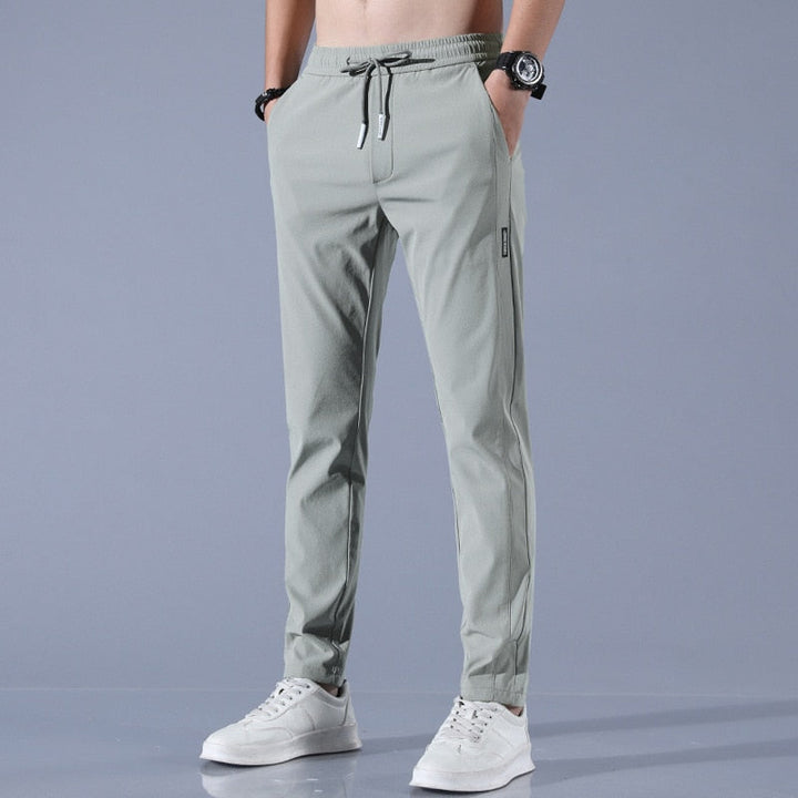 Klassieke beige heren chino broek, comfortabel en stijlvol met stretch. Een veelzijdige broek voor elke herengarderobe.