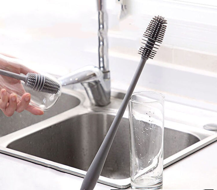 Hygiënische siliconen afwasborstel voor een diepe reiniging van alle flessen en glazen in huis.