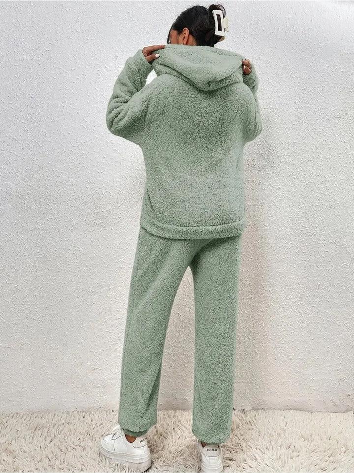 Eigentijds dames huispak met capuchon. Modieus lounge set voor een comfortabele en stijlvolle look.