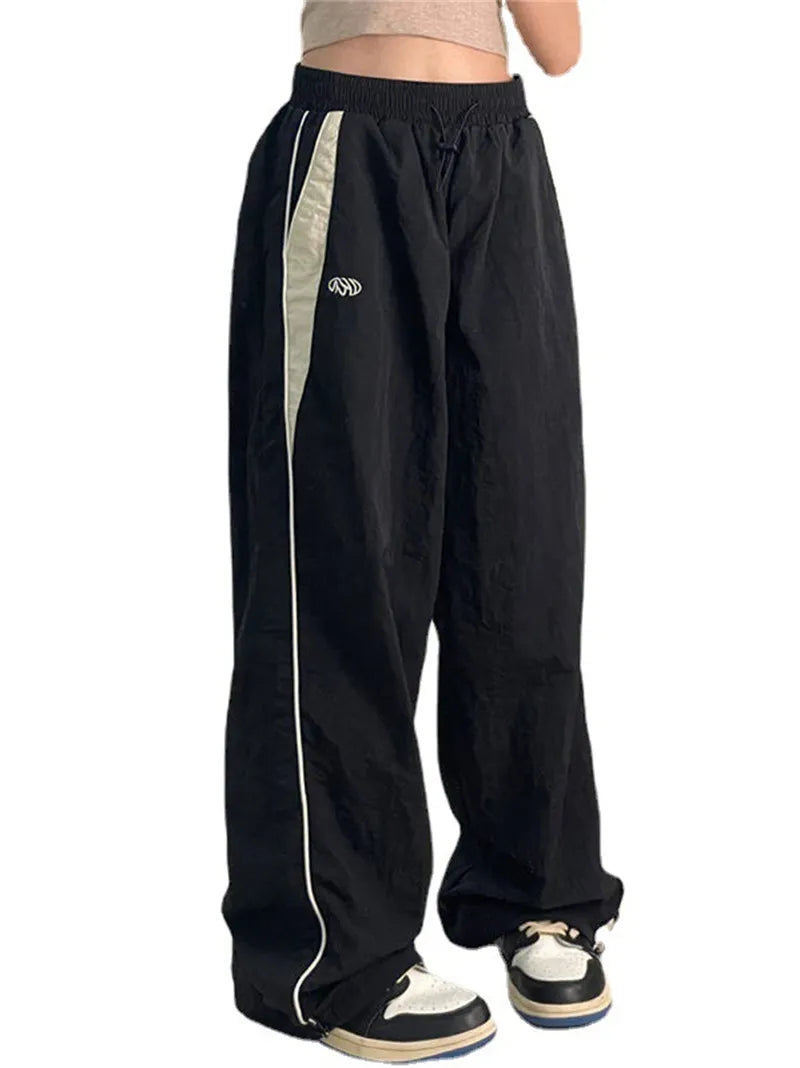 Baggy dames joggingbroek met losse pasvorm, ideaal voor comfort en trendy streetwear. Comfy sportbroek.