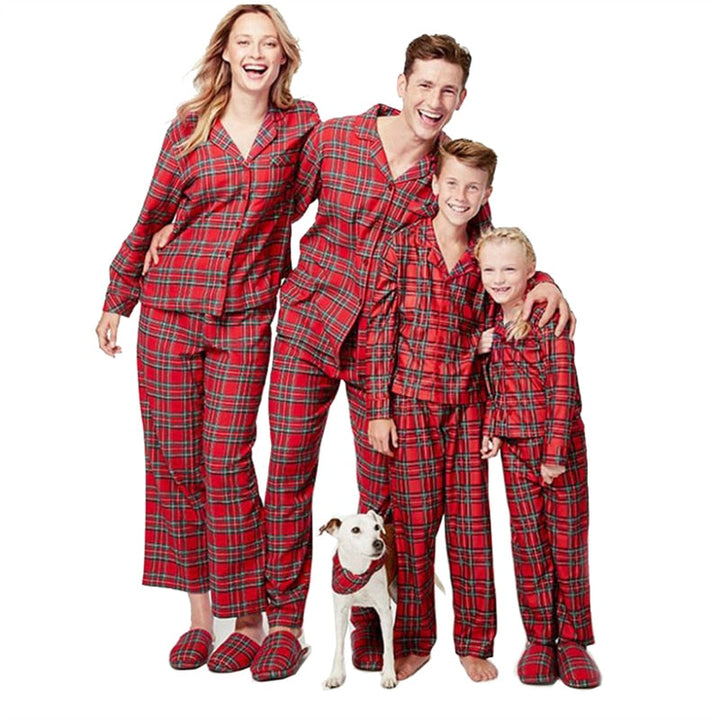 Zachte rode kledingset voor dames, heren, kinderen en baby's; ideaal comfortabele familie outfit.