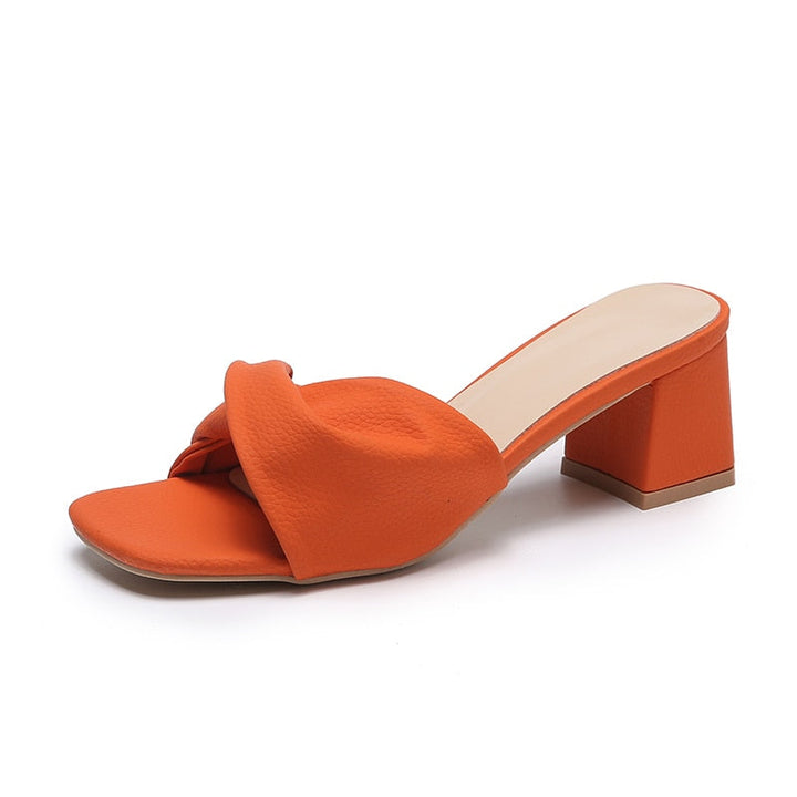 Zwarte hakken met strik voor dames. Perfecte elegante schoenen, ideaal als feestschoenen.