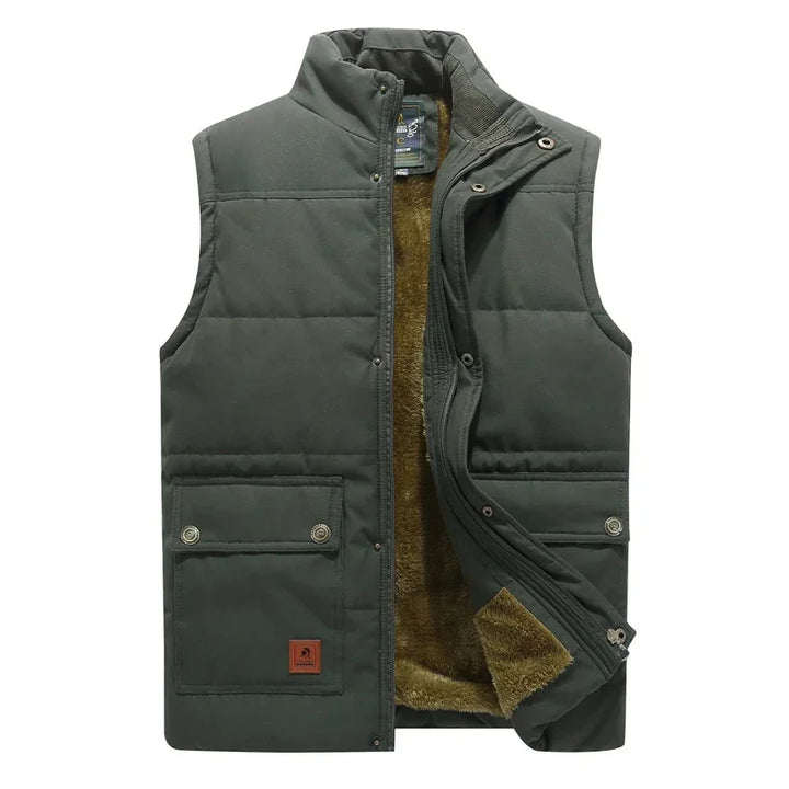 Man draagt stijlvolle Liam heren bodywarmer. Perfecte casual herenkleding, lichtgewicht en veelzijdig.