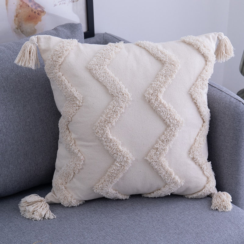 Handgemaakte boho sierkussensloop met fijne kwastjes, een unieke toevoeging aan je woondecoratie design.