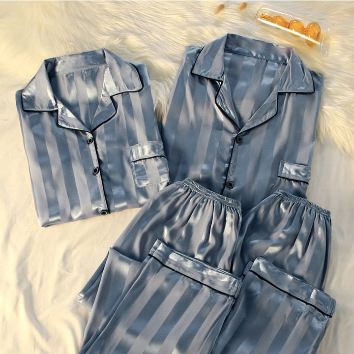 Dame draagt comfortabele SleepyPyjama™, zachte nachtkleding perfect voor ontspanning thuis.