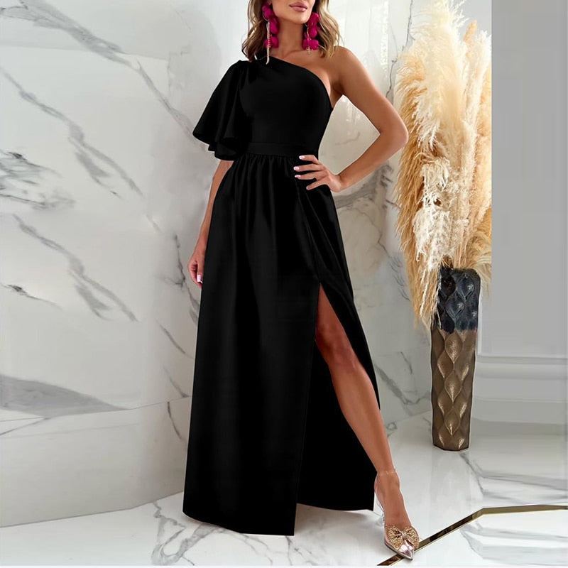 Dames avondjurk MariamsDress met elegante snit, lange rok met split en chique één schouder design.