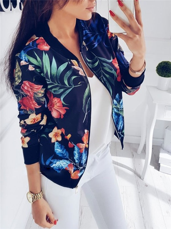 Trendy damesjas met levendige bloemenprint. Comfortabele lentejas voor vrouwen. Nieuwe collectie.