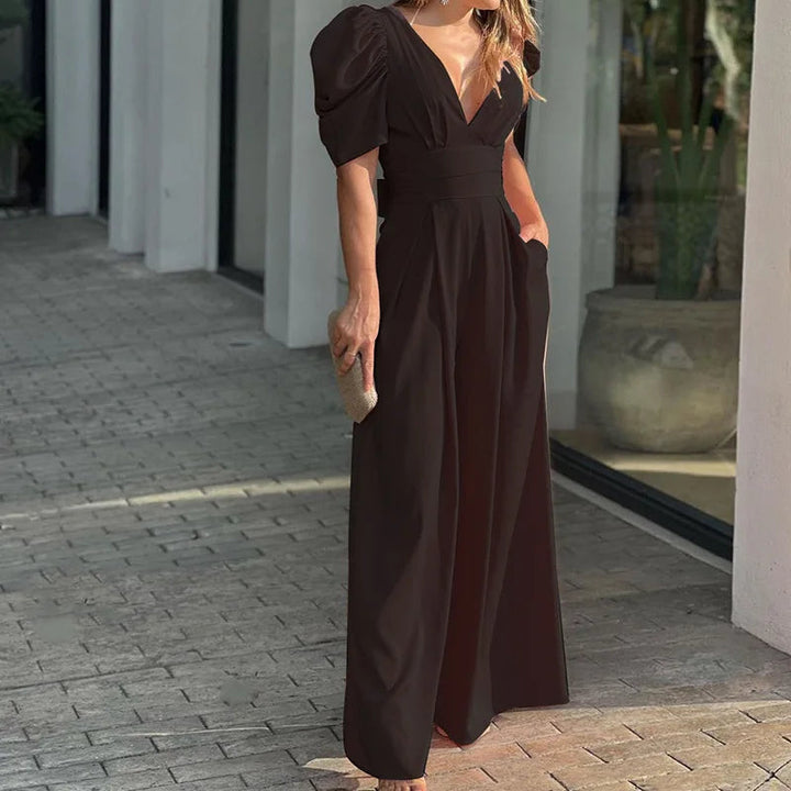 Dames jumpsuit met opvallende strikceintuur. Een elegante keuze voor zowel casual als feestkleding.