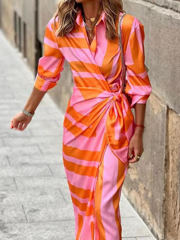 Elegante oranje-roze gestreepte wikkeljurk voor dames; flatterende zomerjurk perfect voor lente/zomer.