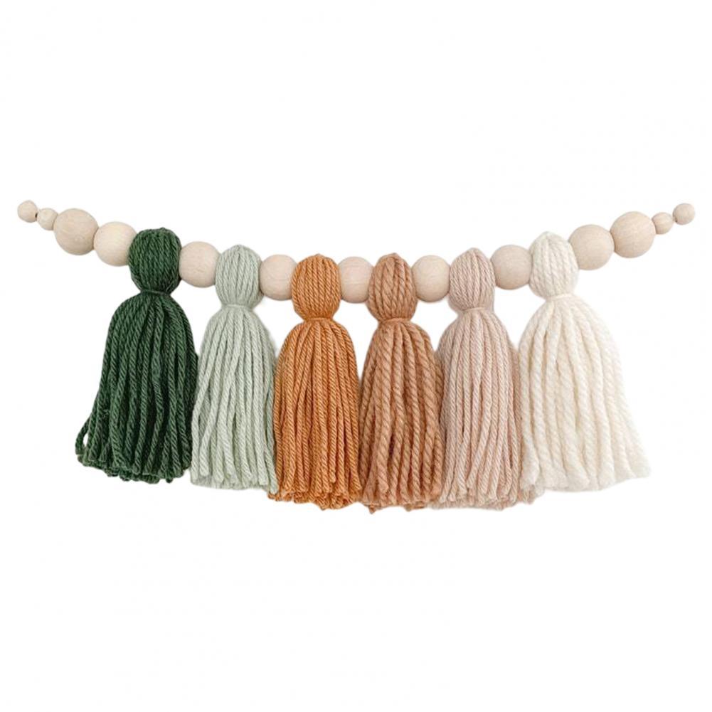 Speelse houten babyslinger met natuurlijke kraaltjes, wanddecoratie kinderkamer.