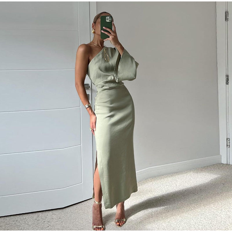 Modieuze casual dames plisséjurk met één schouder en lange mouw, ideaal voor een elegante look.