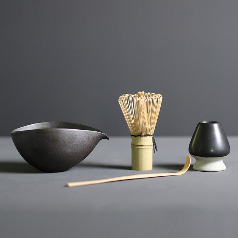 4-delige matcha set met bamboe garde, lepel en keramische kom voor traditionele Japanse thee ceremonie.