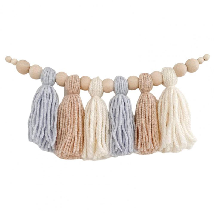 Neutrale houten babyslinger, ideaal als wanddecoratie of kraamcadeau.