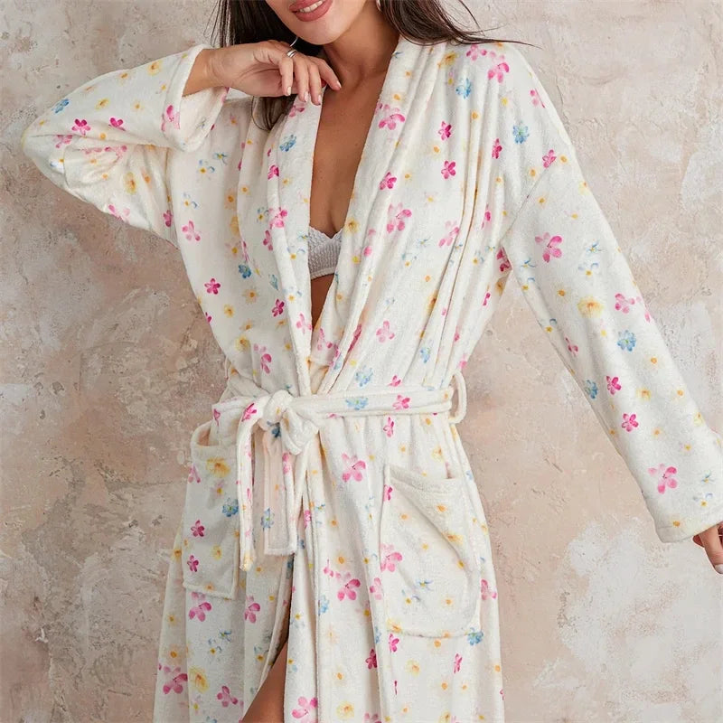 Comfortabele dames badjas met subtiel bloemmotief. Heerlijk voor ontspanning als huispak of nachtkleding.