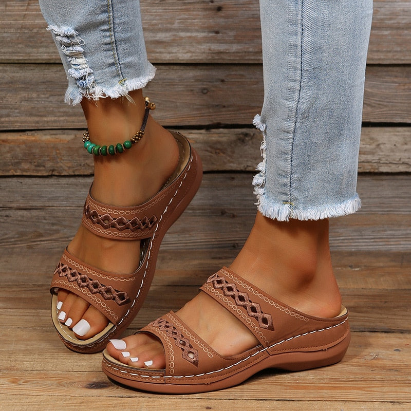 Vrouw draagt gezonde zomer sandalen, ergonomisch ontworpen met orthopedisch voetbed voor langdurig loopcomfort.