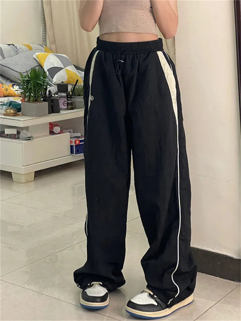 Stijlvolle zwarte dameskleding, baggy joggingbroek. Comfortabele losse pasvorm, perfect voor streetwear.