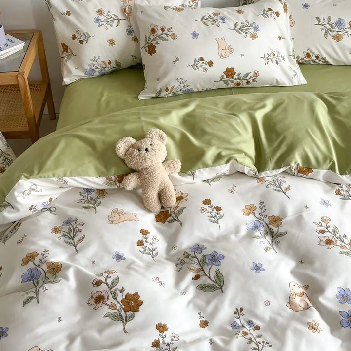 Complete bloemen beddengoed set, bestaande uit dekbedovertrek en kussenslopen, voor een frisse look.