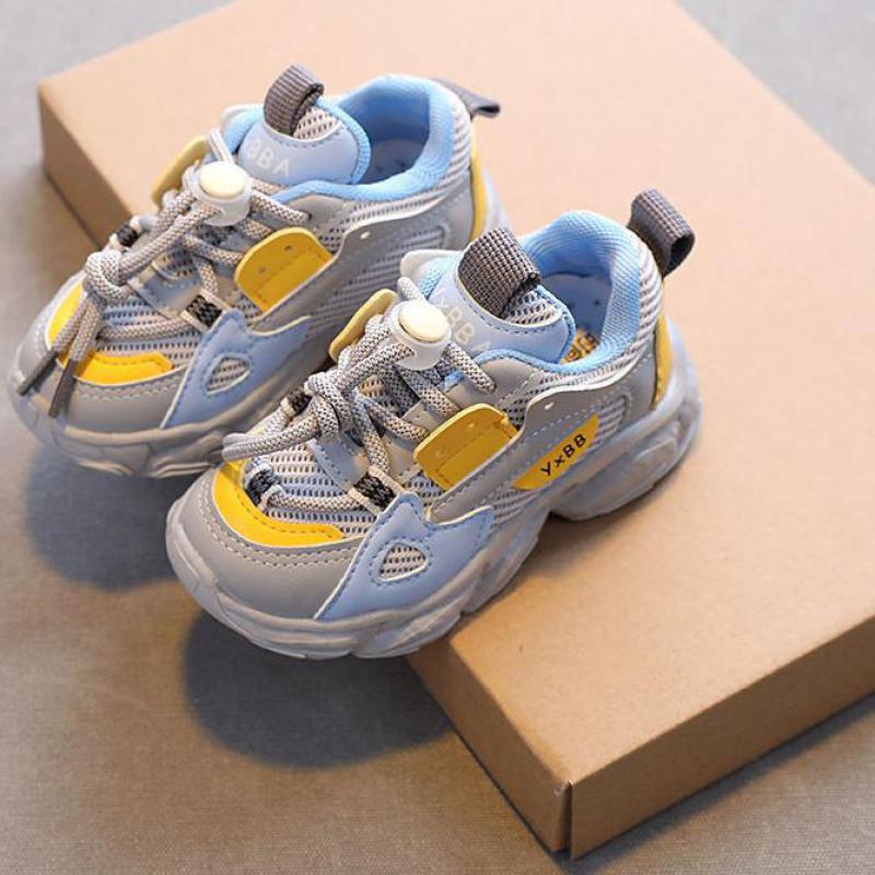 Zijaanzicht van comfortabele ShaqsSneaks kinder sneakers. Trendy en casual kinderschoenen voor actieve jongens en meisjes.
