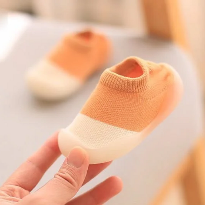 Barefoot schoenen ondersteunen de natuurlijke voetvorm en groei bij jonge kinderen.