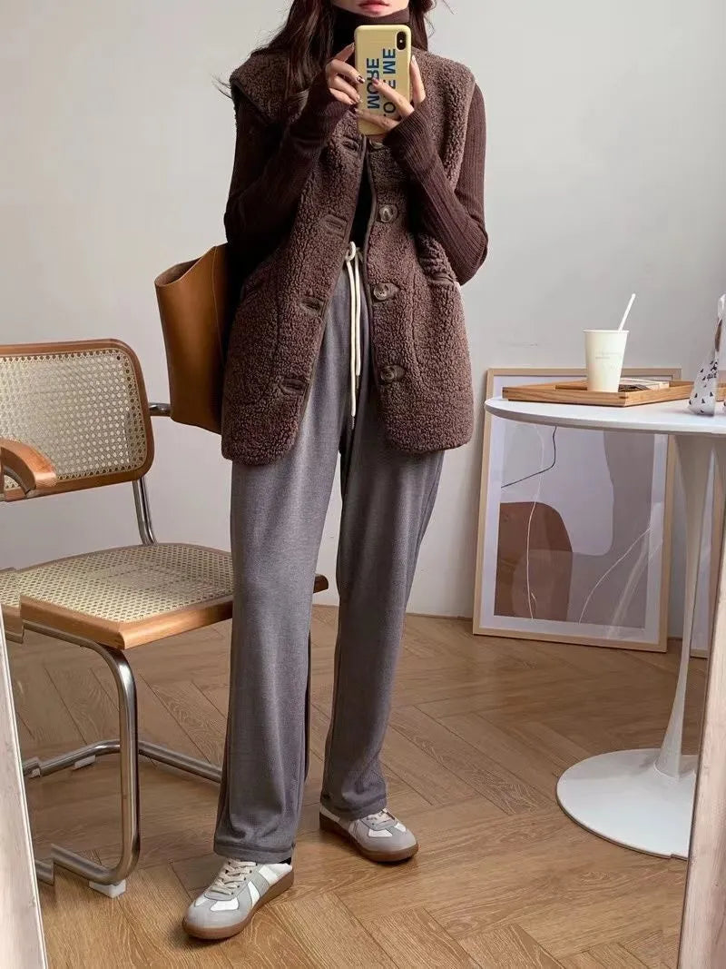 Geniet van comfort en warmte met dit effen, wollen damesgilet, perfect voor de winter.
