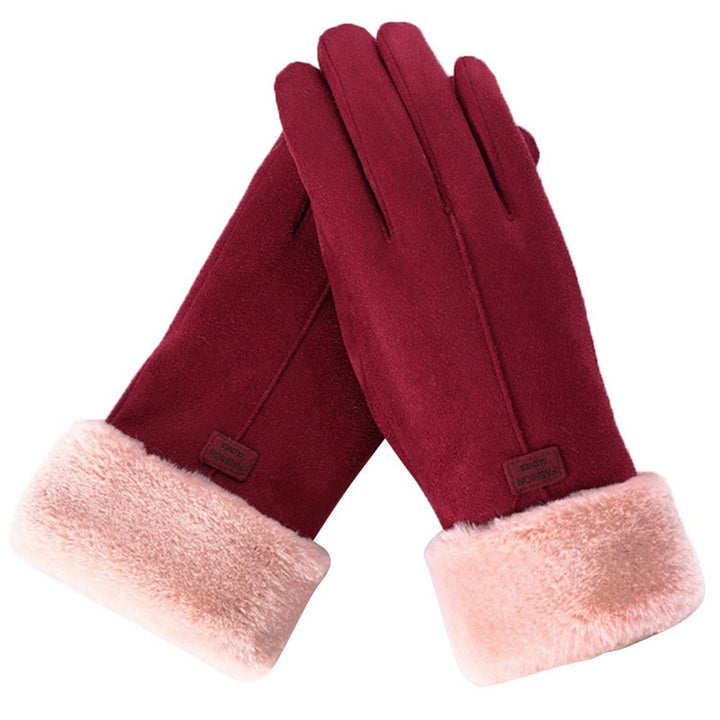 Close-up: Waterdichte dameshandschoenen met warm fleece en touchscreen vingertoppen voor gemak.