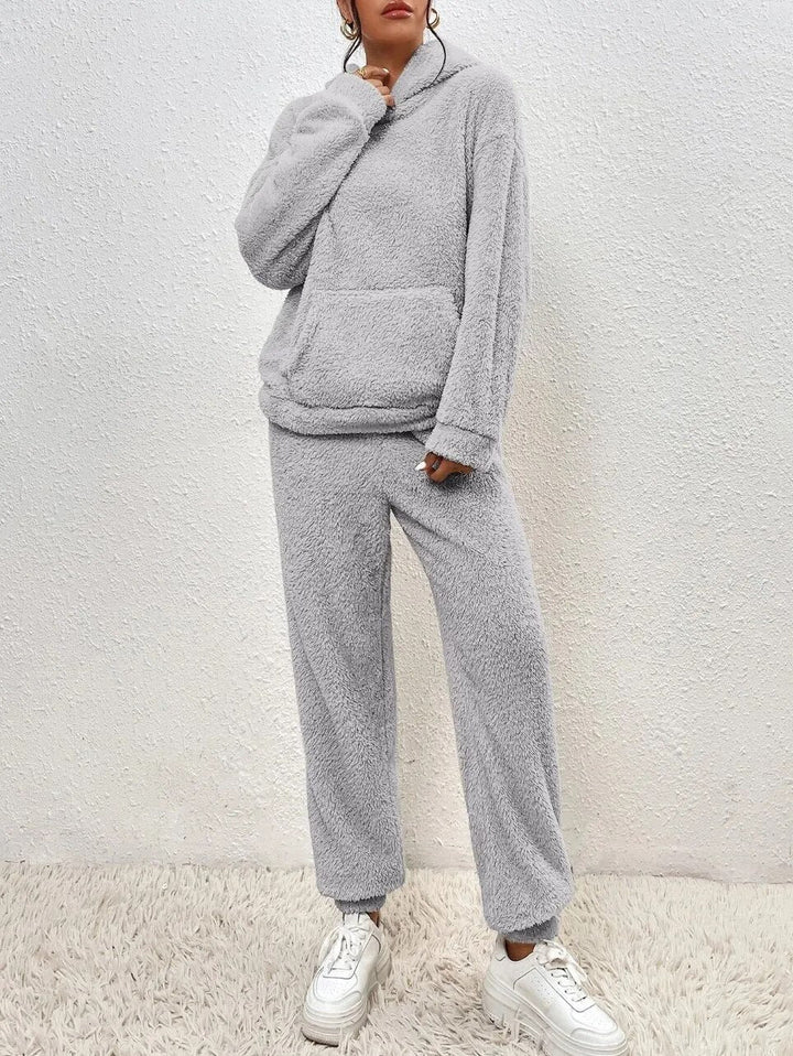 Knus dames loungepak met capuchon. Zacht en comfortabel tweedelig huispak, ideaal voor winterse dagen.