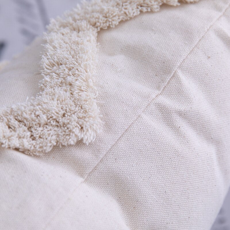 Zwarte en witte boho sierkussensloop met abstract design, een trendy bankkussen voor modern interieur.