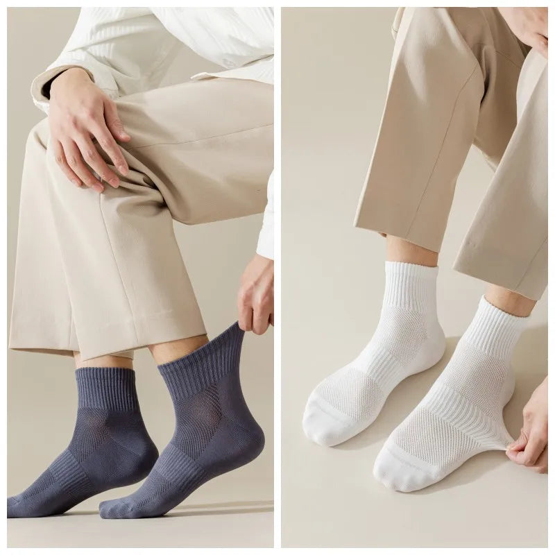Man draagt comfortabele, ademende katoenen herensokken, ideaal voor casual en dagelijks gebruik. Frisse voeten.